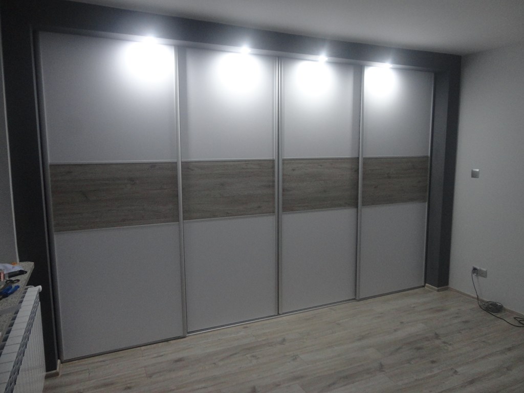 Projekt szafy wnękowej na wymiar zrealizowany na podstawie korpusów i drzwi przesuwnych z naszej oferty